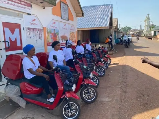 YomYom Queens lined up on their e-bikes